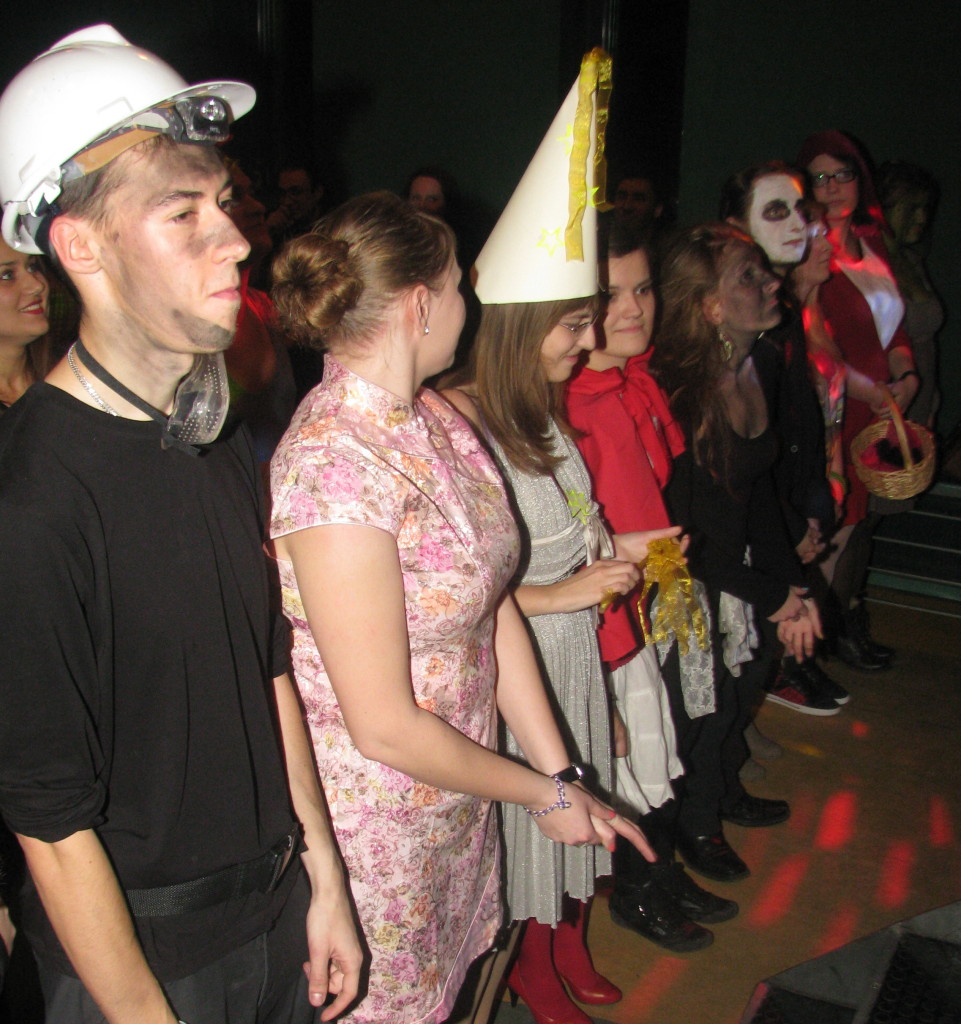 Konkurs na najciekawsze przebranie - wygrywa ten, kto ma największą kolejkę za sobą