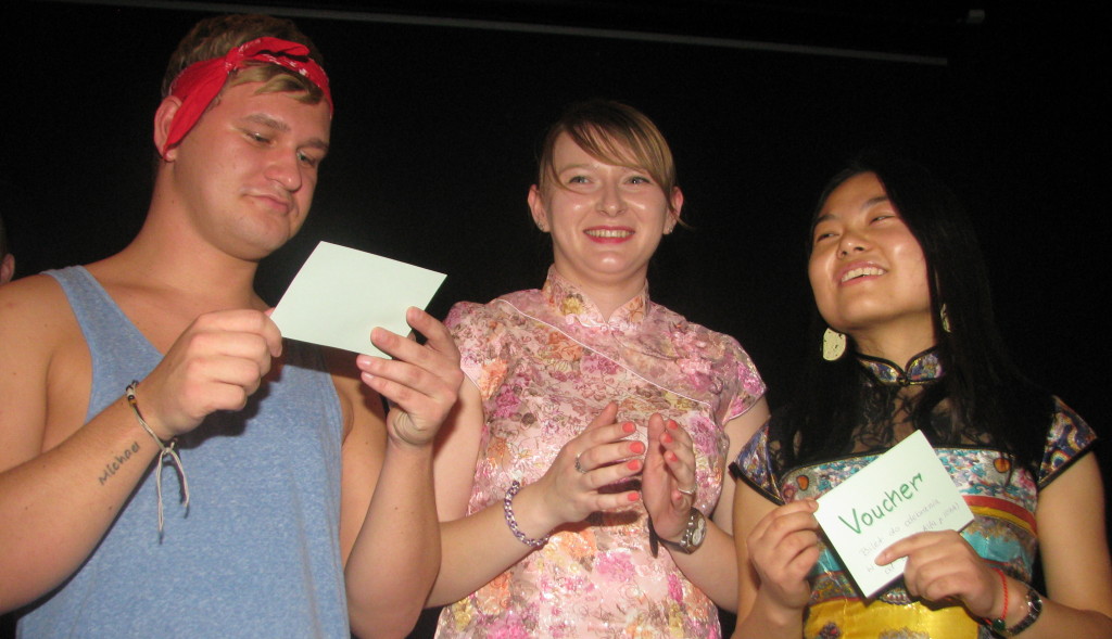 Zwycięzcy w konkursie na przebranie wraz z Zastępcą Zrzeszenia, która wręczyła nagrody. Warto zauważyć, że na imprezie była nawet integracja międzynarodowa! ;) Otóż przybyło spore grono Chińczyków :)